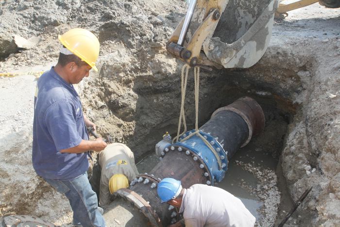 Obras que realiza Aguas de Cartagena en Bocagrande no están generando vertimientos de aguas residuales a la Bahía.