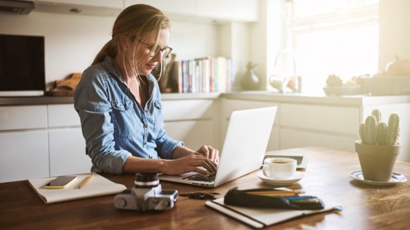 Cinco consejos básicos para trabajar en casa sin excederse