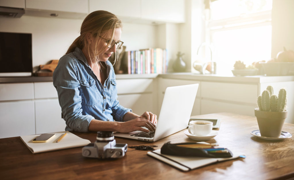 Cinco consejos básicos para trabajar en casa sin excederse