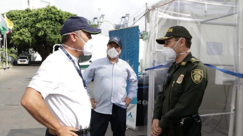 Equipo de desinfección entrega Acuacar a la policía metropolitana de Cartagena.