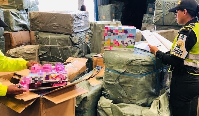Policía fiscal aduanera decomizó jugueteria de contrabando avaluada en más de 4 mil millones de pesos.