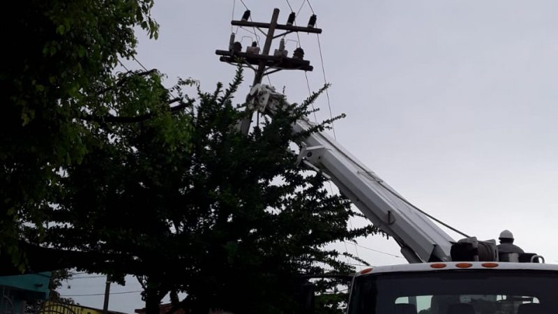 Personal operativo de Electricaribe subsana daños ocasionados por vendaval.