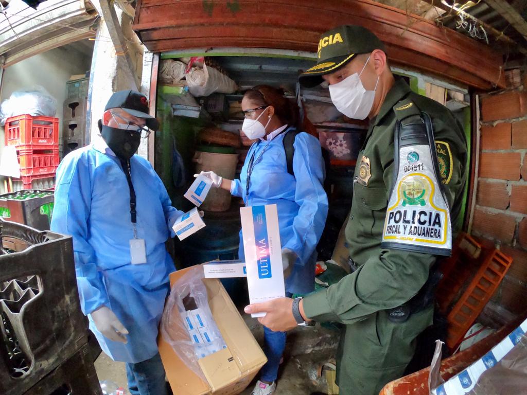 Dirección de rentas de Bolívar y policía fiscal y aduanera, decomisan millonario contrabando de cigarrillos y licores en el mercado de Bazurto.
