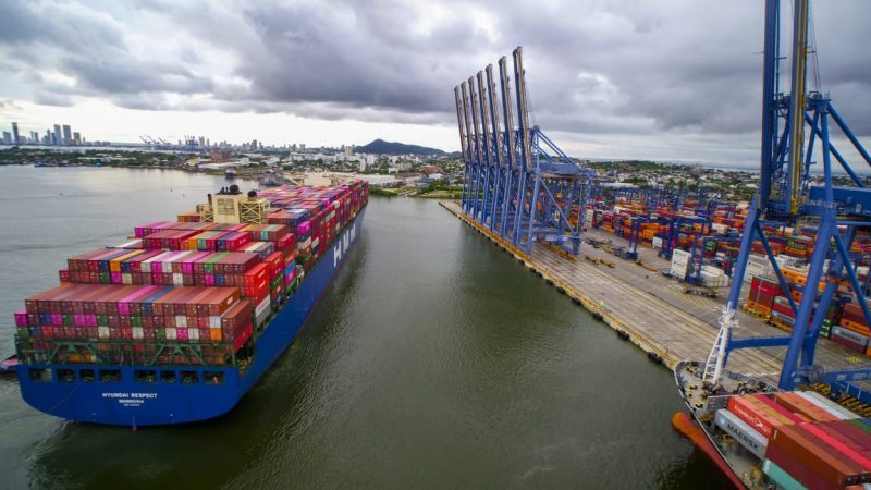 Con capacidad para transportar 13.082 contenedores arribó al puerto de Cartagena el Hyundai Respect