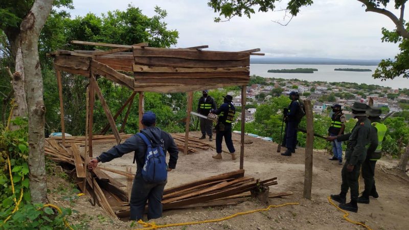Policía metropolitana restituyen franja de tierra usurpada por locales y venezolanos en el cerro de la Popa.