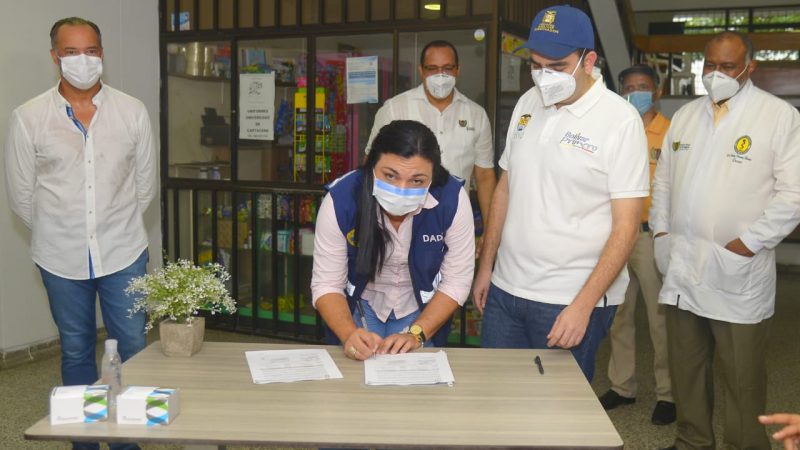 Fundación Santo Domingo donó robot con el que se triplicarán toma de muestras de Covid.