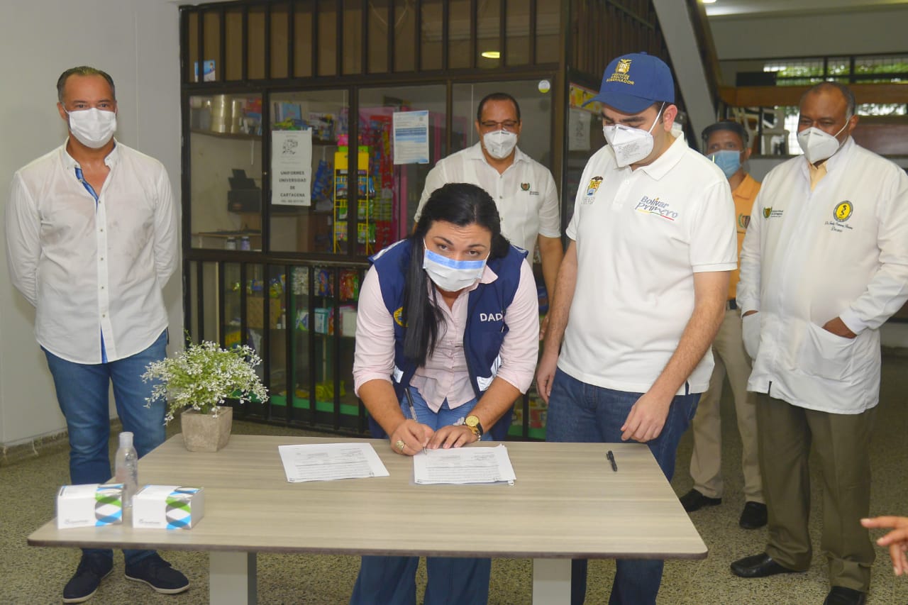 Fundación Santo Domingo donó robot con el que se triplicarán toma de muestras de Covid.