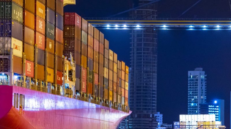 Arribó al puerto de Cartagena, el ONE MATRIX el bello barco color magenta que sorprendió a todos.