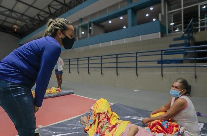 Primeros damnificados de la tormenta Iota,llegan al coliseo de combate en Cartagena.