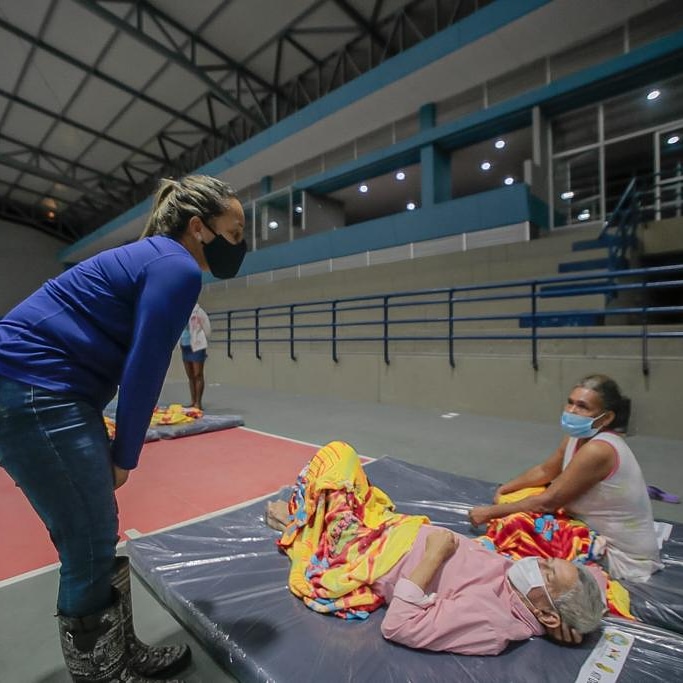 Primeros damnificados de la tormenta Iota,llegan al coliseo de combate en Cartagena.