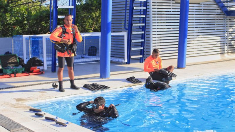 Limpieza profunda del complejo acuático se realizó con buzos de la Armada Nacional.