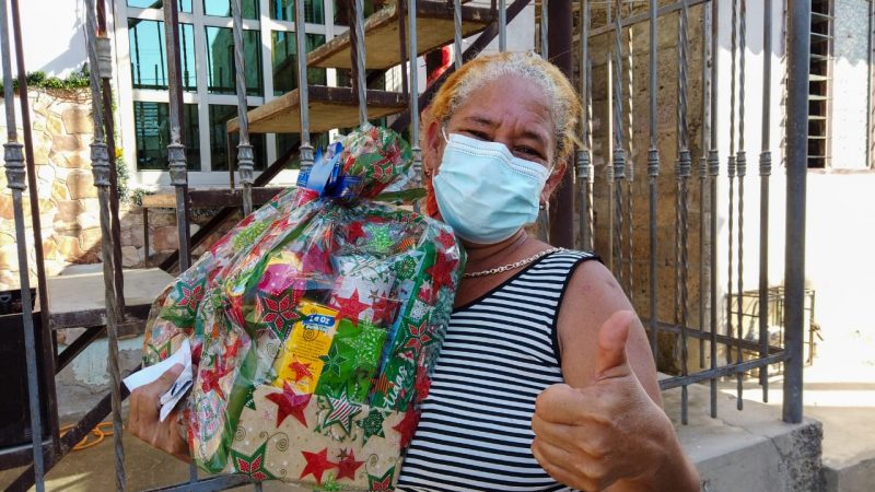 Entre los usuarios que pagaron sus facturas atrasadas,Aguas de Cartagena rifó 50 anchetas.