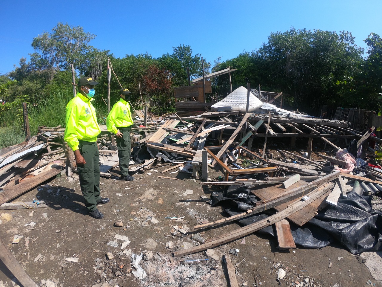 En desarrollo «del plan 100» Policía Metropolitana y alcaldía local tres, destruyen ollas de narcotráfico en el Corregimiento de la boquilla.