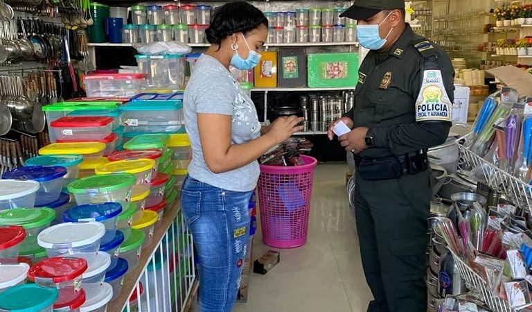 Para evitar el hurto en el comercio local, policía fiscal y aduanera, adelanta campaña de concientización en cartagena.