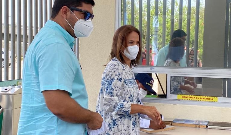 Ex alcaldesa Judith Pinedo Flórez se entregó a la fiscalía en Cartagena.