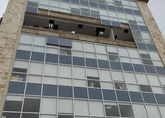 Tras fuerte lluvia cae ventanal del edificio donde funciona la Gobernacion de Bolívar