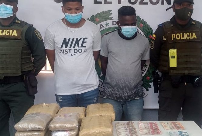 En un taxi policía metropolitana decomisa 14 mil dosis de marihuana,el operativo deja dos capturados.
