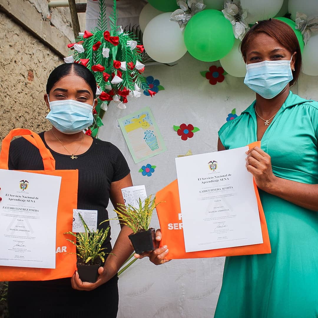 Técnicos en diferente especialidades gradúa serena del Mar y su fundación en Cartagena.