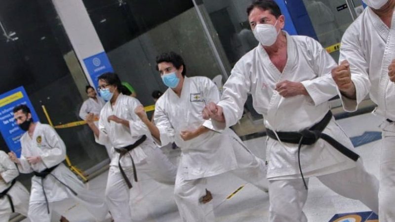 Instructor Japonés Hiroshi Taninocuchi cinturon Negro Séptimo Dan adiestra a directora del IDER Viviana Londoño en karate Do.
