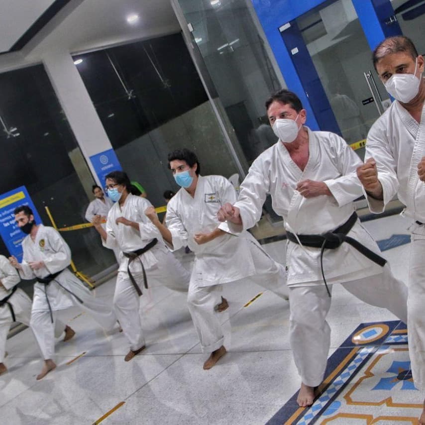 Instructor Japonés Hiroshi Taninocuchi cinturon Negro Séptimo Dan adiestra a directora del IDER Viviana Londoño en karate Do.