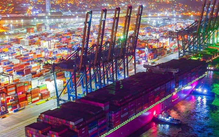 Magenta uno de los barcos mas grandes del mundo engalanó con su presencia la bahía de Cartagena