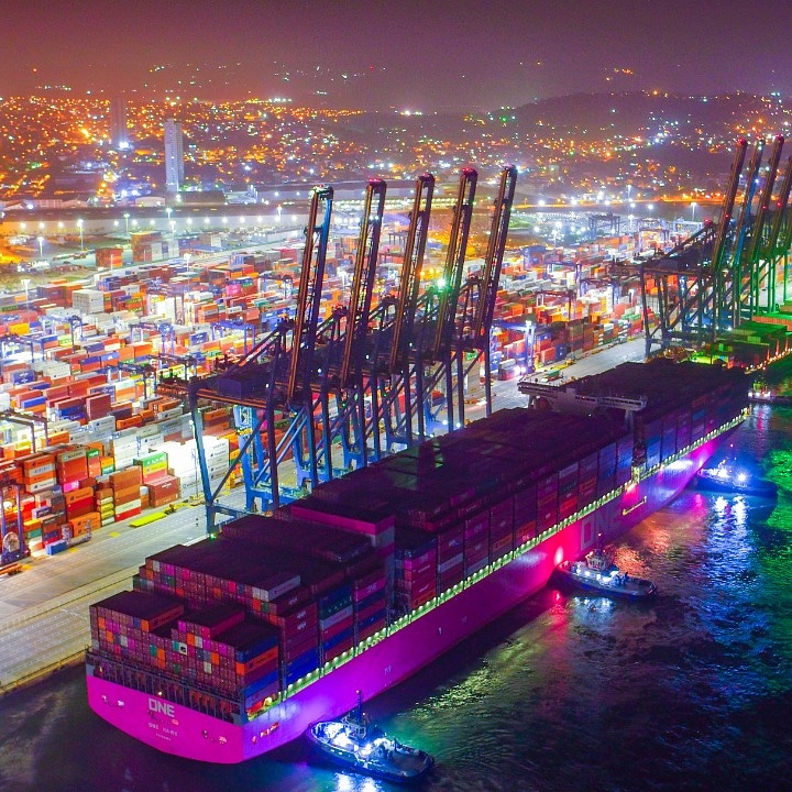 Magenta uno de los barcos mas grandes del mundo engalanó con su presencia la bahía de Cartagena
