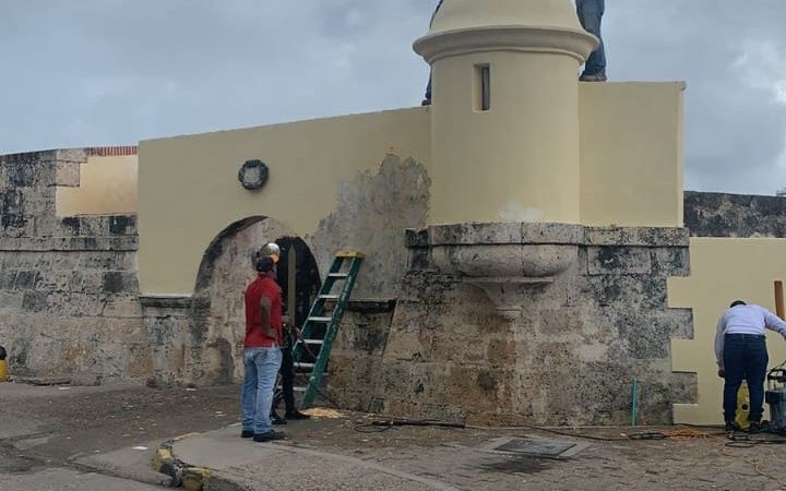 Autorizado por el Ministerio de Cultura Club de Pesca inicia retiro de pintura al fuerte de San Sebastián del pastelillo.