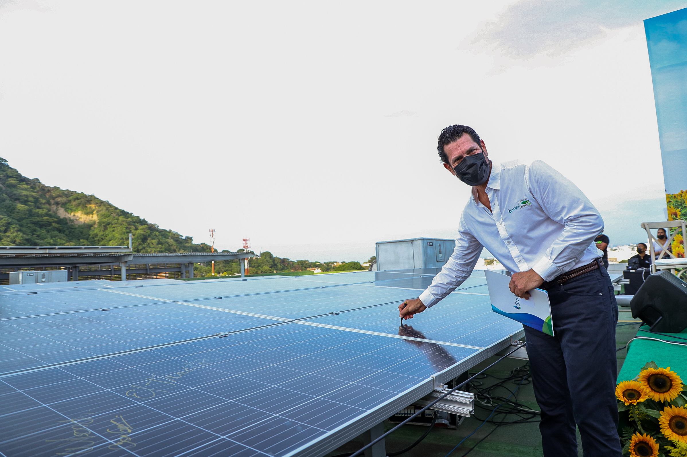Con inversión superior a los $3.800 millones, Promigas, Surtigas y el centro comercial caribe plaza dieron al servicio la planta solar mas grande de Cartagena.