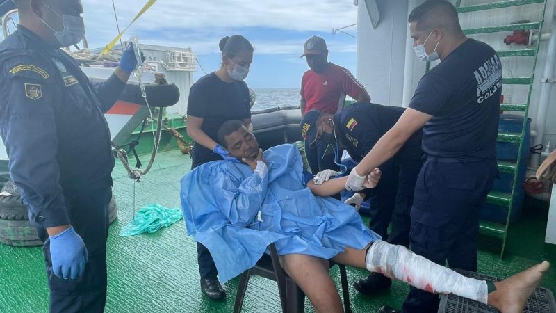 Tripulación del buque «ARC Providencia» brinda primeros auxilios a un pescador isleño mordido por un tiburón.