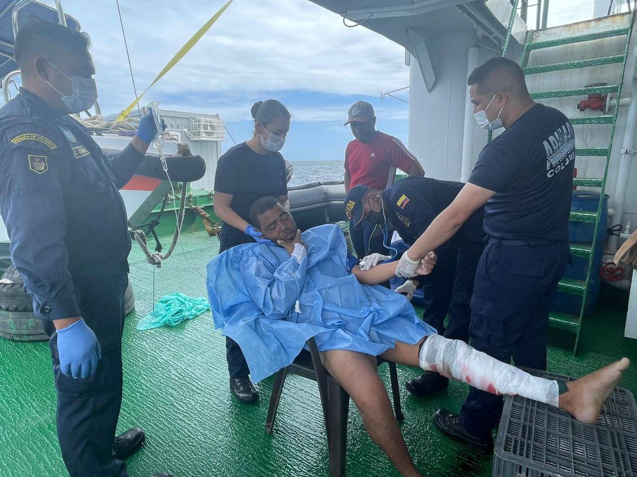 Tripulación del buque «ARC Providencia» brinda primeros auxilios a un pescador isleño mordido por un tiburón.