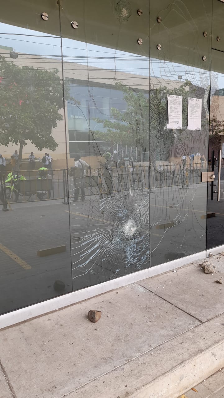 Cartagena en caos, Universidades, colegios y centros comerciales cerrados, además de 18 buses de transcribe vandalizados así como varias estaciones, autoridades a la expectativa,el alcalde Dau anuncia judicializaciones a los violentos.