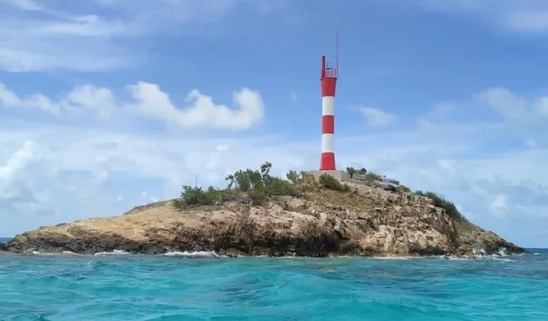 División marítima entrega dos nuevos faros a San Andrés y Providencia tras su destrucción por el paso del huracán Iota.