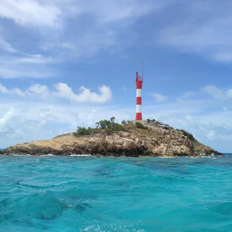 División marítima entrega dos nuevos faros a San Andrés y Providencia tras su destrucción por el paso del huracán Iota.