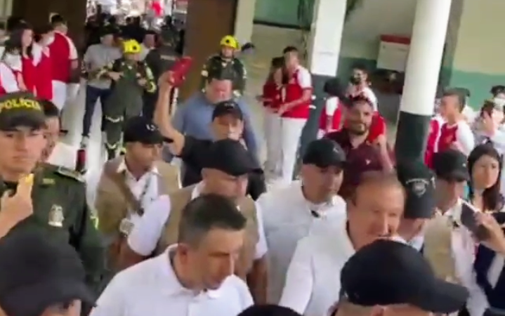 El Ingeniero Rodolfo Hernández votó en el colegio donde se recibió como bachiller.