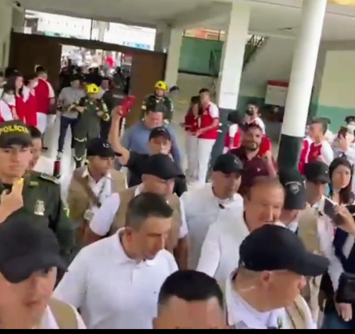 El Ingeniero Rodolfo Hernández votó en el colegio donde se recibió como bachiller.
