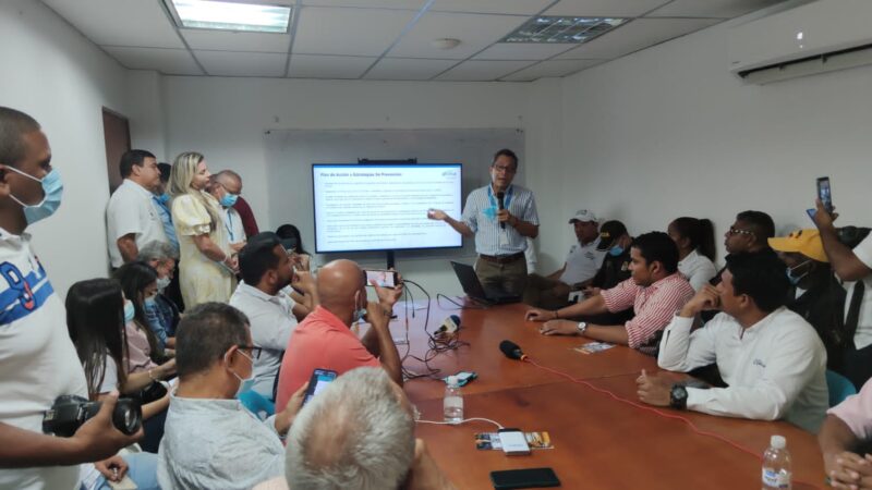 Gerente General, de la empresa de energía Afinia dialoga con la prensa local en el municipio de Arjona.