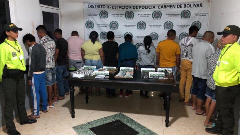 Arma de fuego y más de 1311 dosis de sustancias alucinógenas, además de la captura de 14 presuntos distribuidores y expendedores de droga en el Carmen, logró la policía del departamento de Bolívar.