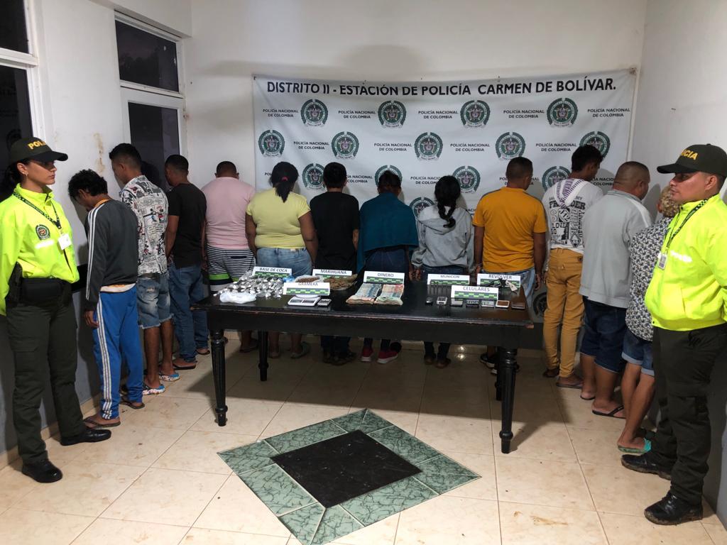 Arma de fuego y más de 1311 dosis de sustancias alucinógenas, además de la captura de 14 presuntos distribuidores y expendedores de droga en el Carmen, logró la policía del departamento de Bolívar.