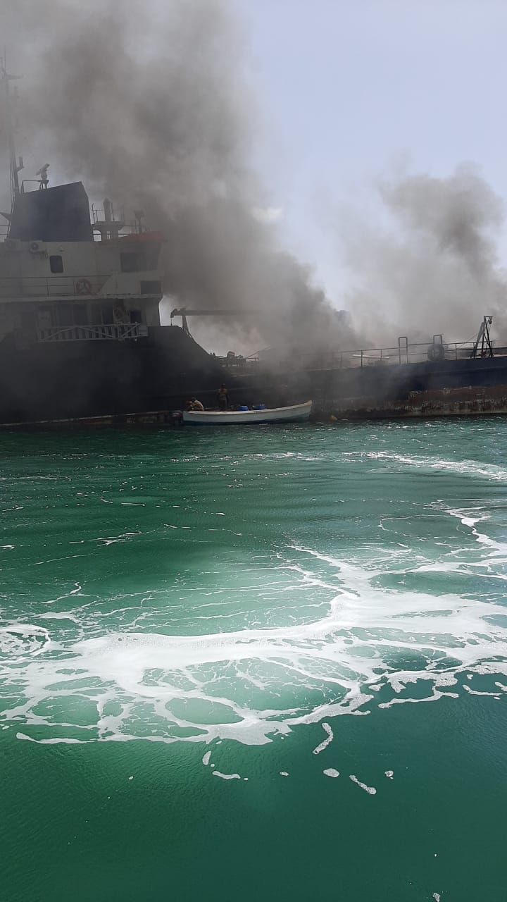 Armada de Colombia rescató cuatro personas de un buque en llamas.