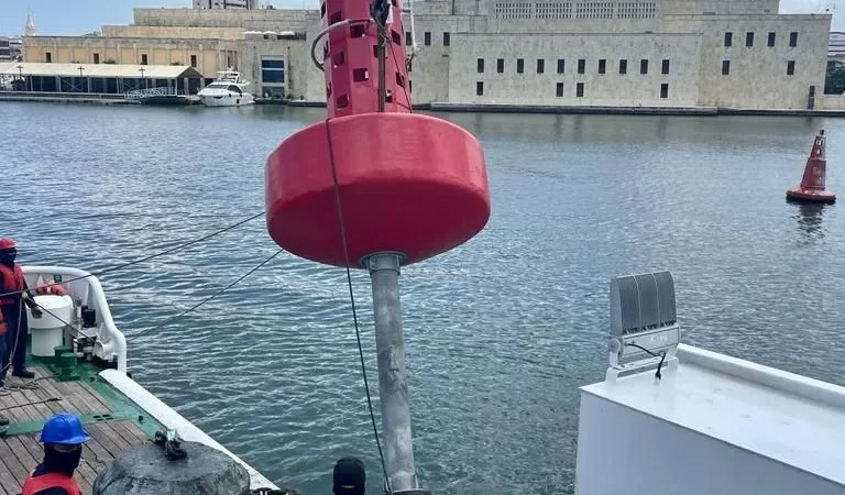 Dimar instala nuevas boyas en la Bahía de las Ánimas en Cartagena.
