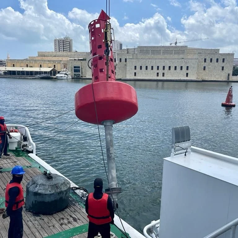 Dimar instala nuevas boyas en la Bahía de las Ánimas en Cartagena.