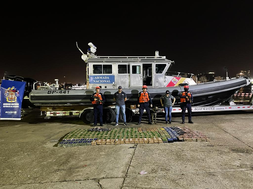 En Cartagena la Armada incautó 518 kilogramos de clorhidrato de cocaína en un buque mercante,la droga tenía como destino centroamérica. El alcaloide tendría un valor superior a los 17 millones de dólares en el mercado ilegal internacional.