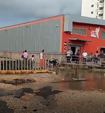daño en un tramo de la tubería del acueducto, que impulsa agua potable hacia el Tanque Colinas, en inmediaciones del barrio Ceballos, se registró en la tarde de hoy 10 de agosto de 2022 en Cartagena