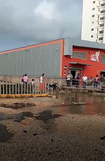 daño en un tramo de la tubería del acueducto, que impulsa agua potable hacia el Tanque Colinas, en inmediaciones del barrio Ceballos, se registró en la tarde de hoy 10 de agosto de 2022 en Cartagena