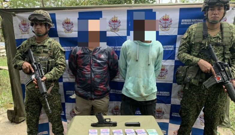 El rio Atrato testigo de la captura de dos presuntos integrantes del Clan del Golfo. Durante la inspección, a los sujetos se les incautó una pistola calibre nueve milímetros, un proveedor, 25 cartuchos, un bote de fibra tipo zapatico y cerca de 10 millones de pesos.