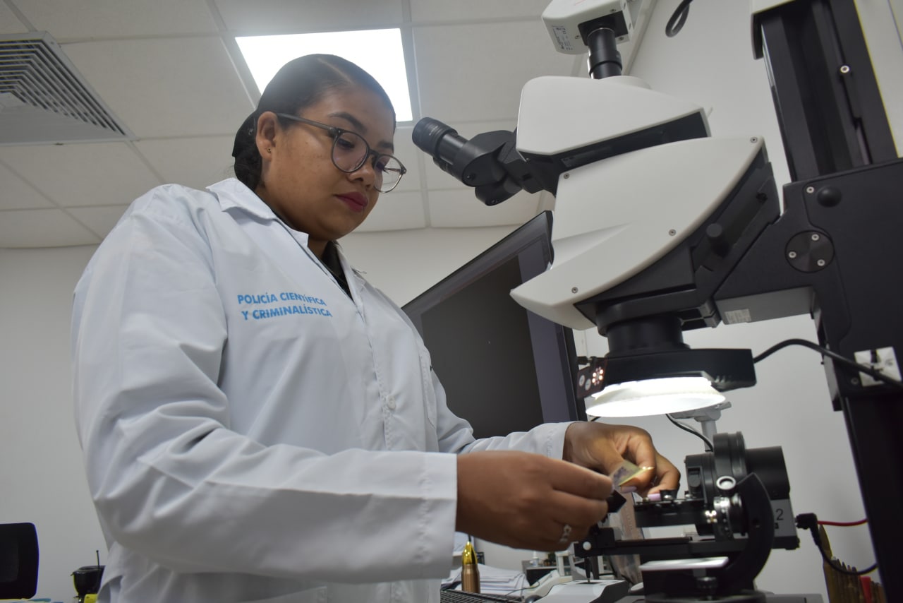Catalina Fernández Huertas única mujer policía experta en documentología forense en la Metropolitana de Cartagena.