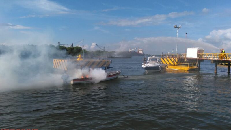 Emergencia de una nave que se incendió la mañana de hoy, fue atendida diligentemente por capitanía de puerto y estación de guardacostas.
