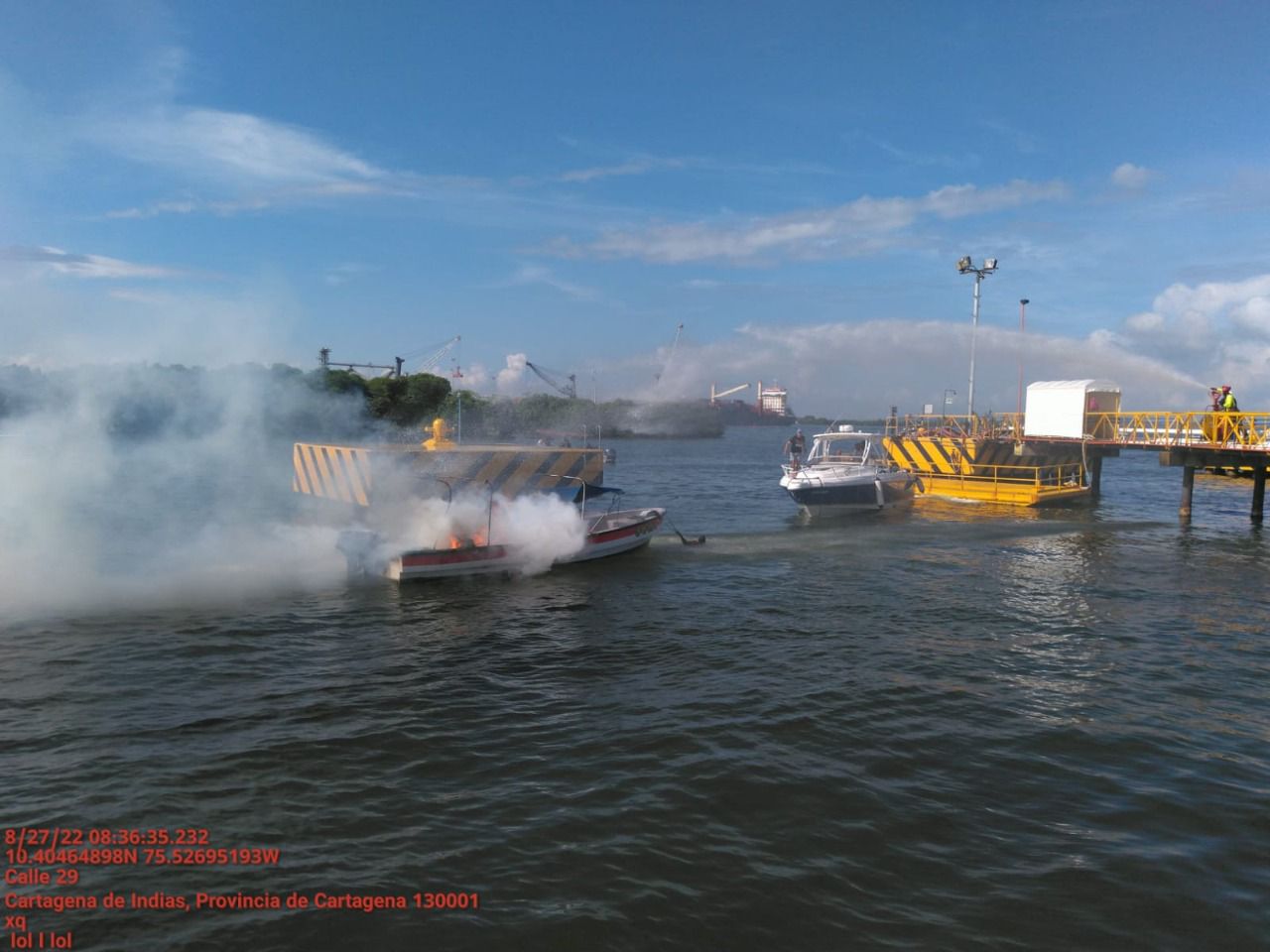 Emergencia de una nave que se incendió la mañana de hoy, fue atendida diligentemente por capitanía de puerto y estación de guardacostas.