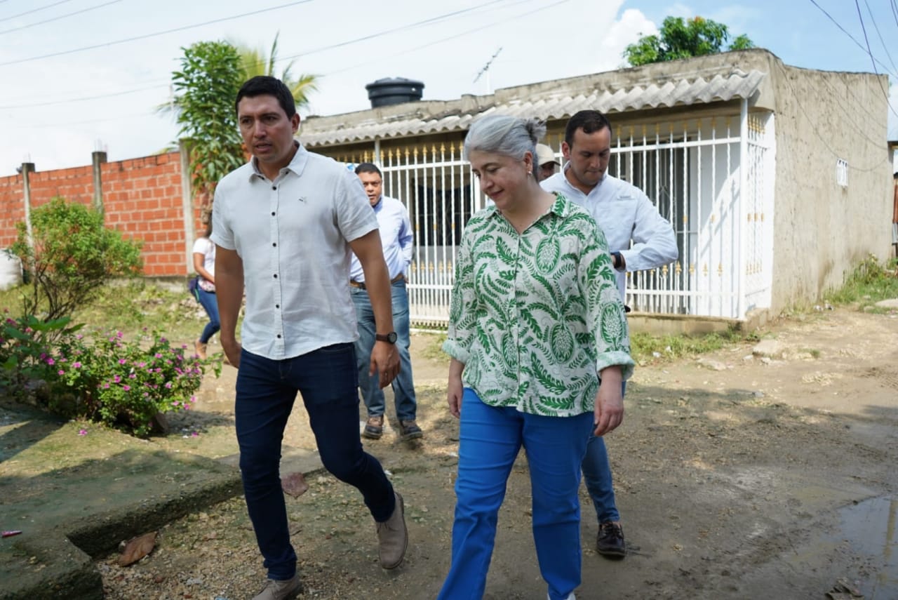 Catalina Velasco Campuzano, Ministra de Vivienda reconoce avance del barrio villa estrella y se compromete a continuar el trabajo en equipo, para mejorar su calidad.