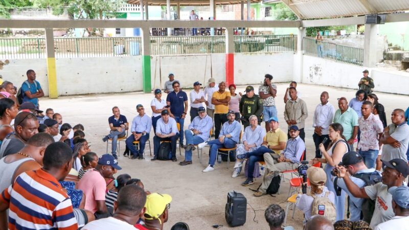 El agua potable toca las puertas de tierra bomba, la Ministra de Vivienda Catalina Velasco lideró diálogo social para buscar solución a la falta de agua potable en la pequeña isla.